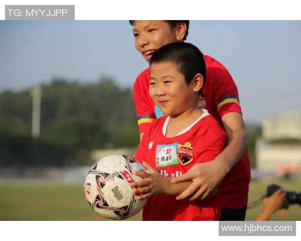 足球明星与小朋友欢乐共舞展现温馨瞬间传递快乐与梦想