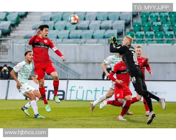 足球明星在场上激情对话揭秘比赛背后的默契与策略 足球明星在场上激情对话揭秘比赛背后的默契与策略